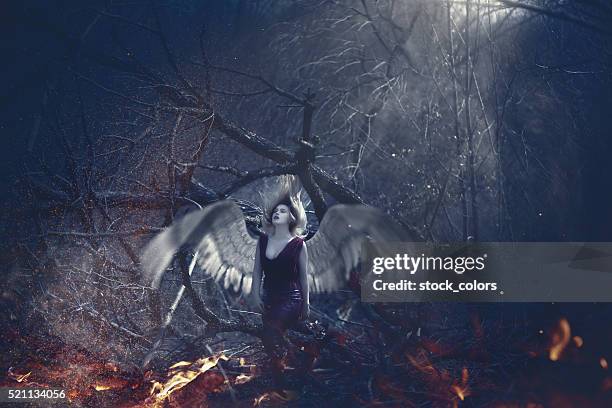 lost in meine träume - dämon-fiktionale-figur stock-fotos und bilder