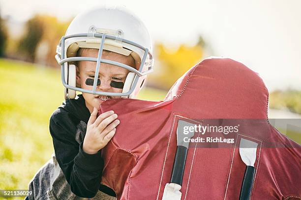 young football player - tackle american football player stockfoto's en -beelden