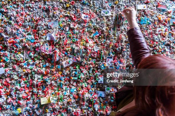 gum wall - garbage flecked stock pictures, royalty-free photos & images