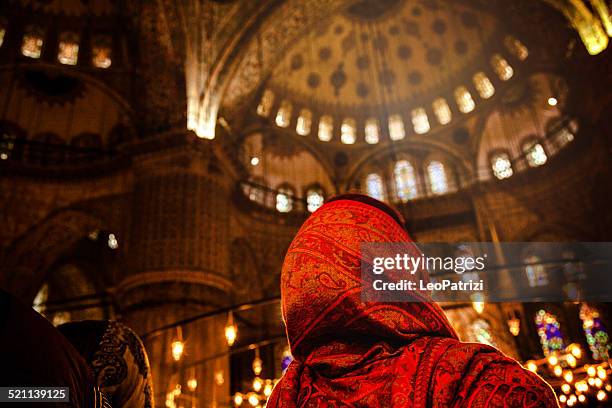 frau in einer moschee beten - daily life in istanbul stock-fotos und bilder