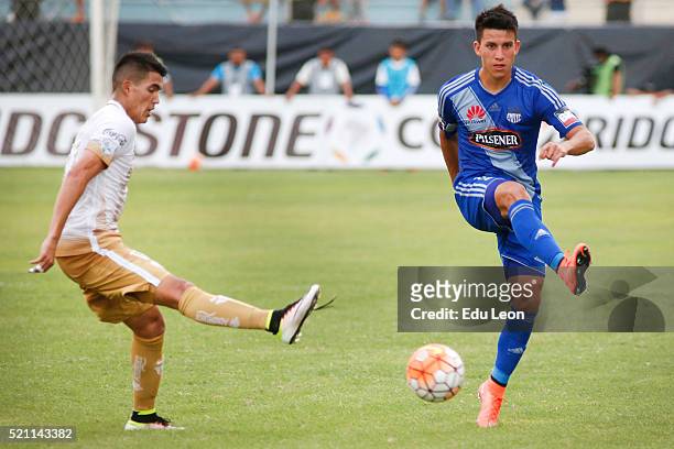 Fernando Gaibor of Emelec passes the ball during a match between Emelec and Pumas UNAM as part of Group 7 of Copa Bridgestone Libertadores 2016 at...
