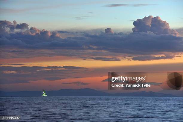 lake kivu, rwanda/drc - lago kivu fotografías e imágenes de stock