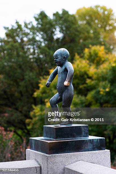 sinnataggen (angry boy) - vigeland sculpture park imagens e fotografias de stock