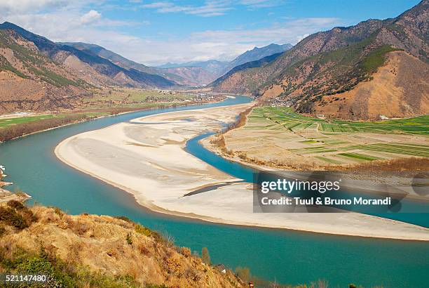 the yangtze river in yunnan, china - rio yangtse imagens e fotografias de stock