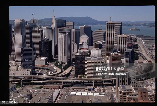 cross town freeway and downtown san francisco - ロマプリータ地震 ストックフォトと画像