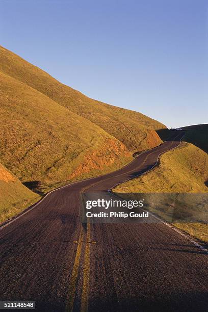 rural highway on marin headlands - marin headlands fotografías e imágenes de stock