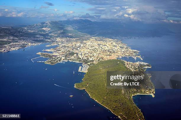 aerial view of split, croatia - vanuit een cockpit stockfoto's en -beelden