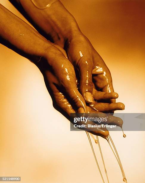 oil in the hands of a woman - aromatherapy oil stockfoto's en -beelden