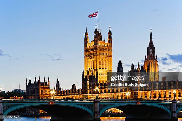 houses of parliament and westminster bridge - britische flagge stock-fotos und bilder