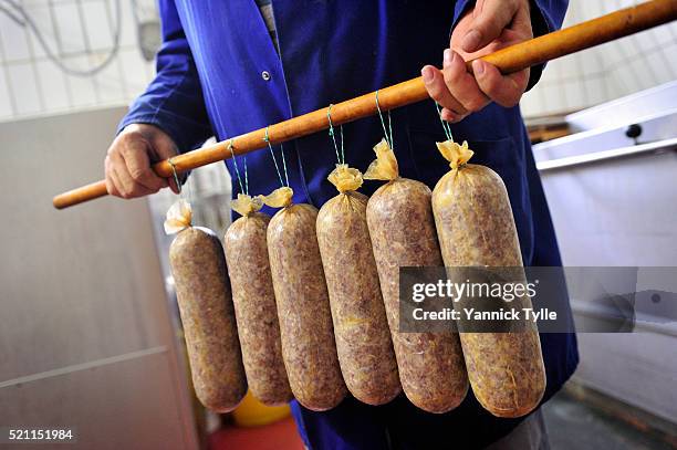 traditional "ahle worscht" production - hessian culinary speciality - wurst stock-fotos und bilder