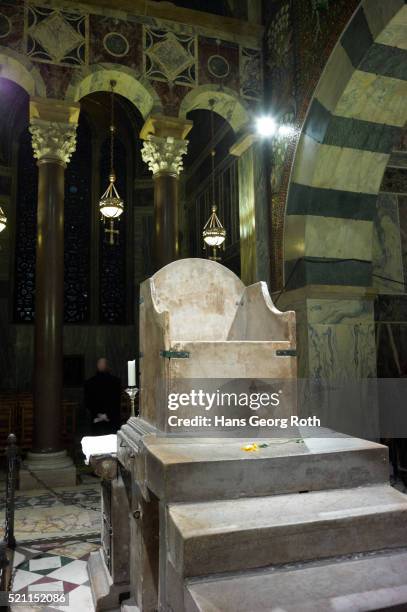 carolingian throne in the dome - throne stock pictures, royalty-free photos & images