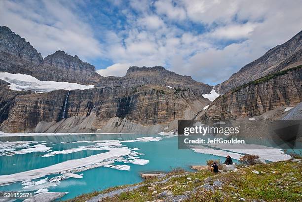 hikers at upper grinnell lake - grinnell lake bildbanksfoton och bilder