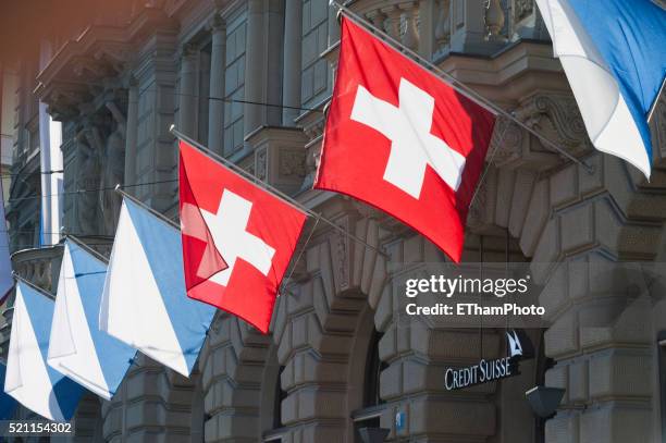 credit suisse headquarters on paradeplatz in zurich - zwitserland fotografías e imágenes de stock