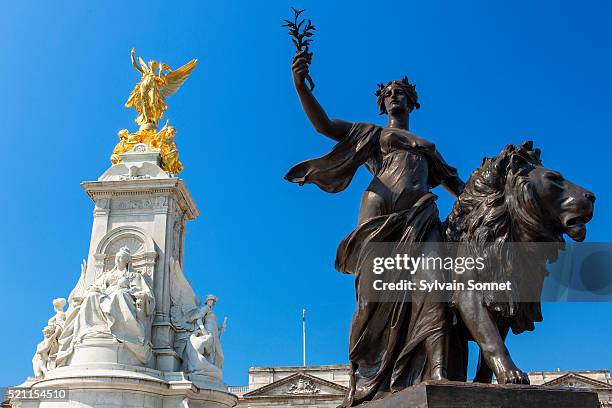 victoria memorial, london, uk - palacio de buckingham fotografías e imágenes de stock