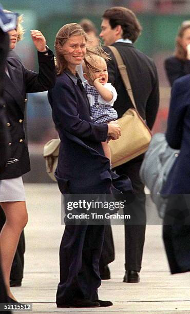 Lady Sarah Chatto & Her Baby Son Samuel Disembarking Hmy Britannia At Aberdeen, Scotland