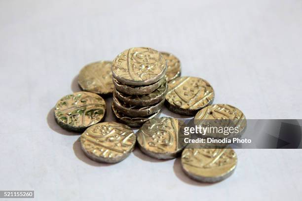 collection of various antique mughal era coins, goa, india, asia - mogulreich stock-fotos und bilder