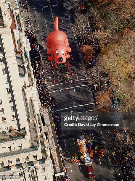 clifford the big red dog in macy's thanksgiving day parade - parada militar imagens e fotografias de stock