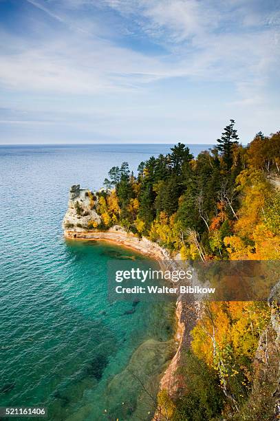 rugged coastline along lake superior - lake superior fall stock pictures, royalty-free photos & images