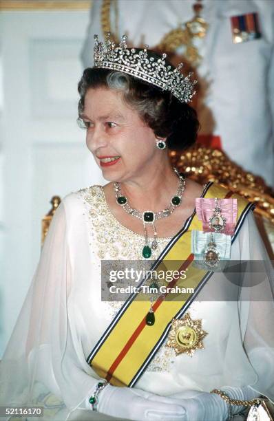 The Queen At A Banquet In Malaysia Wearing The Cambridge Emeralds With 'granny's' Tiara Of Diamond Festoons, Scrolls And Collete Spikes. It Has...