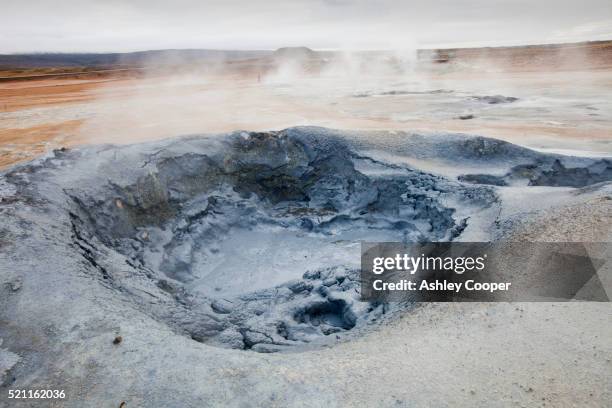 bubbling mud pools in the geothermal area of hverir near myvatn, northern iceland. - schlammbad stock-fotos und bilder