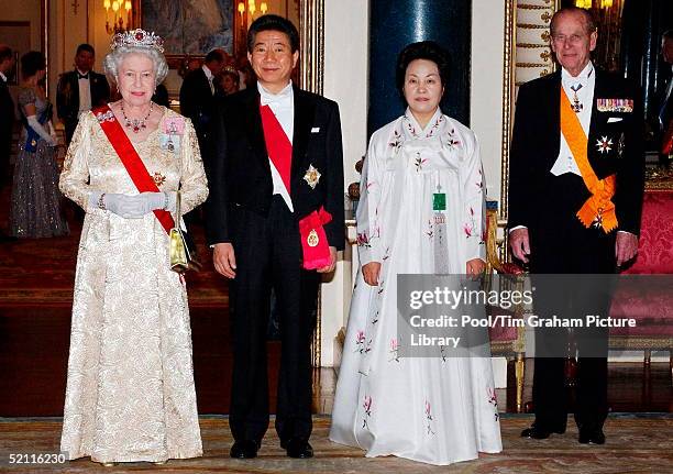 Queen Elizabeth II And Prince Philip With President Roh Moo-hyun Of South Korea And Mrs Roh Moo-hyun Before Attending A State Banquet At Buckingham...