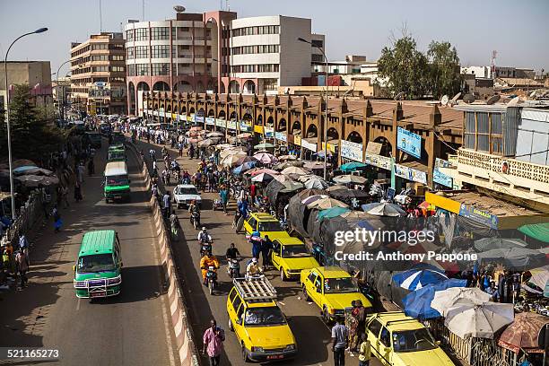 market of bamako - bamako fotografías e imágenes de stock