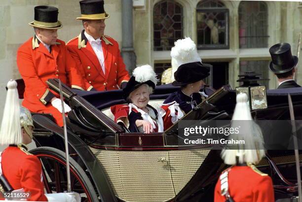 Queen Mother, Princess Anne And Tim Laurence In Carriage At Garter Ceremony, Windsor.the Footman On The Back Of The Carriage At Right Behind Princess...