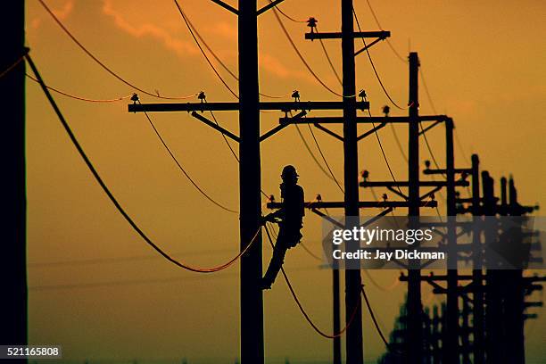 lineman working on utility pole - addetto alla manutenzione foto e immagini stock
