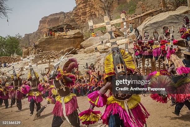 dogon mask dance ceremony - dogon bezirk stock-fotos und bilder