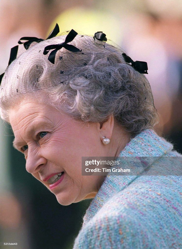 Queen In Hairnet With Bows