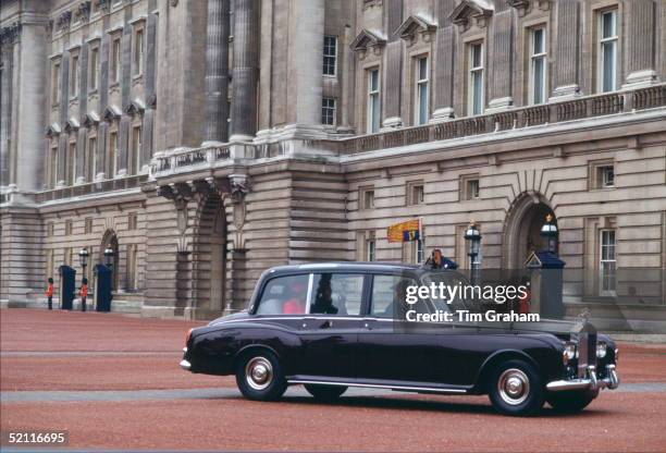 Queen Elizabeth II Phantom Vi Rolls Royce Official Car Given To Her As A Gift For Her Silver Jubilee Returning To Buckingham Palace After An Official...