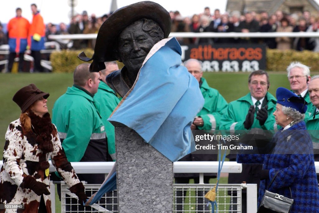 Queen Unveils Statue