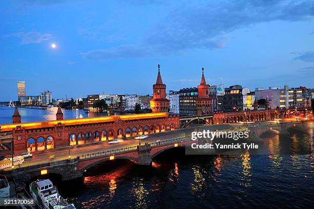 oberbaum bridge berlin friedrichshain-kreuzberg - oberbaumbrücke fotografías e imágenes de stock