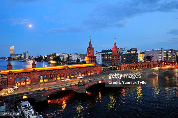 oberbaum bridge berlin friedrichshain-kreuzberg - berlin nightlife stock pictures, royalty-free photos & images
