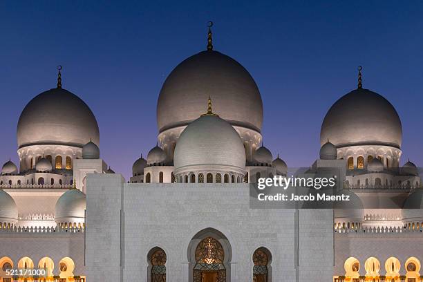 abu dhabi, sheikh zayed grand mosque. - sheikh zayed mosque stock pictures, royalty-free photos & images