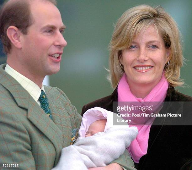 Earl And Countess Of Wessex As Proud Parents Leaving Frimley Park Hospital With Their 2 Week-old Baby Daughter, Lady Louise Windsor.