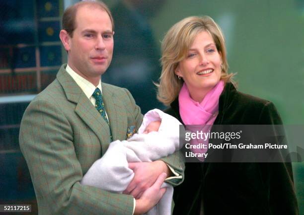 The Earl And Countess Of Wessex As Proud Parents Leaving Frimley Park Hospital With Their 2 Week-old Baby Daughter, Lady Louise Windsor.