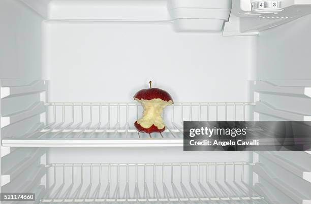 apple core in refrigerator - réfrigérateur vide photos et images de collection