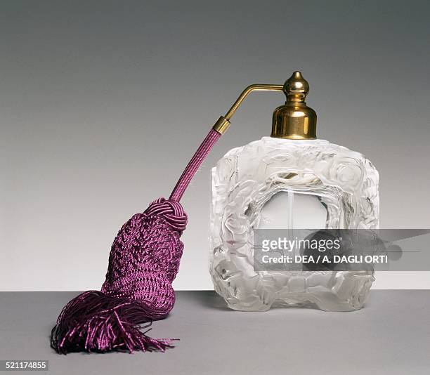 Glass perfume spray bottle, on a square base with sandblasted rose reliefs and bevelled mirrored sides and legs, 1930-1935. 20th century. Unspecified