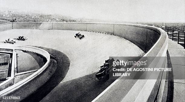 Cars on the test track built on the roof of the Fiat Lingotto factory in Turin, 1915-1921, designed by the engineer Giacomo Matte' Trucco . Italy,...