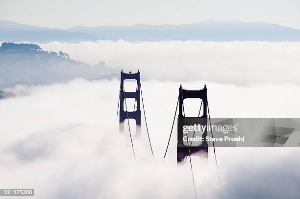 golden gate bridge and fog - 75th anniversary of the golden gate bridge stock-fotos und bilder