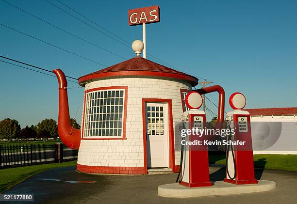 teapot dome historic gas station, built 1922, zillah, washington - theepot stockfoto's en -beelden