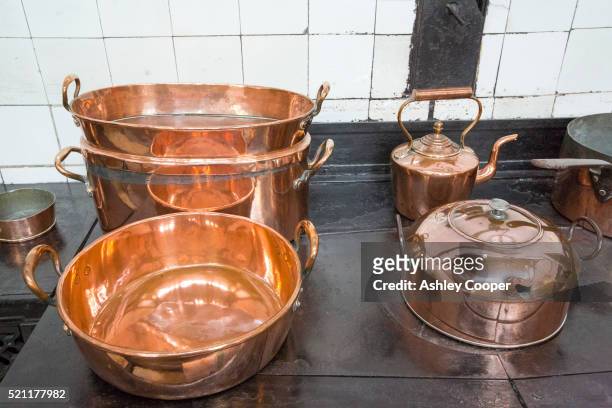 copper pots and pans in the kitchen at lanhydrock a country residence - brass - fotografias e filmes do acervo