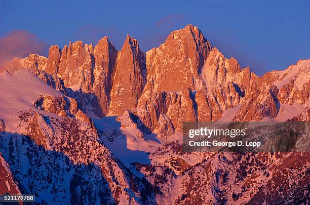 mount whitney in sunlight - berg mount whitney stock-fotos und bilder