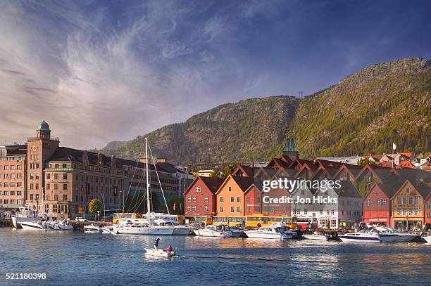 vagen harbor and bryggen - bergen foto e immagini stock