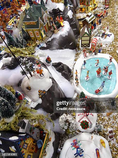 bild des modells christmas village mit miniatur-häuser, menschen, eislaufen - übergrößen-model stock-fotos und bilder