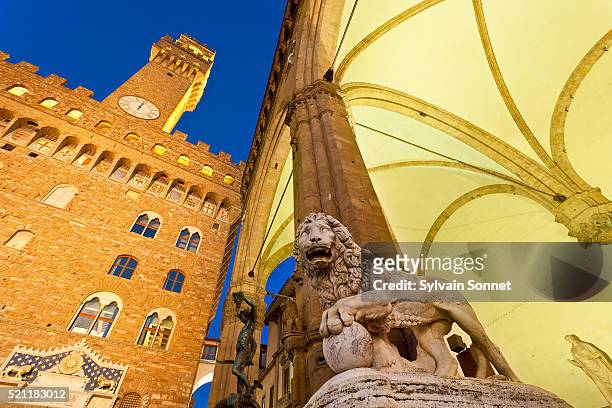 florence, palazzo vecchio and piazza della signoria at dusk - loggia dei lanzi stock pictures, royalty-free photos & images