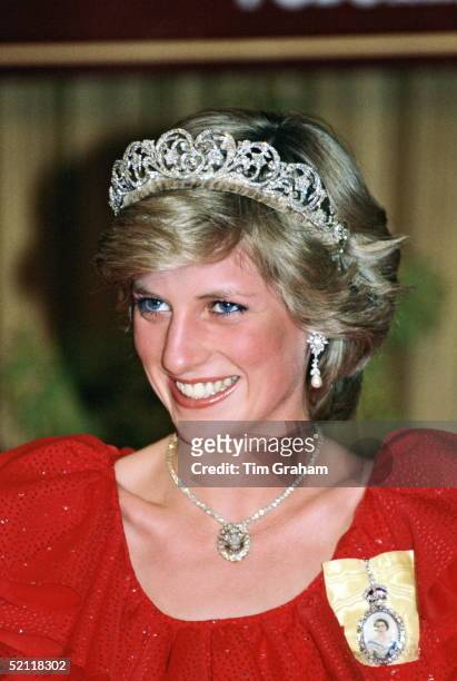 Princess Diana Attending A Reception At The Wrest Point Hotel In Hobart, Tasmania, During An Official Tour Of Australia. She Is Wearing The Spencer...
