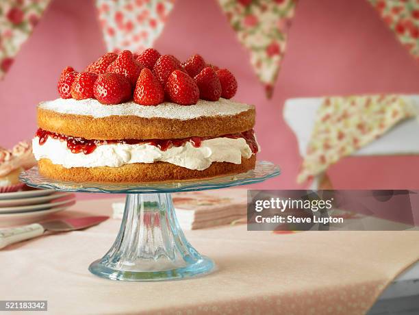 victoria sponge cake - sponge cake stock pictures, royalty-free photos & images