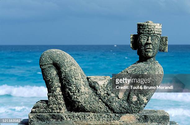 mexico, quintana roo, cancun, chac mool statue at beach - cancun fotografías e imágenes de stock